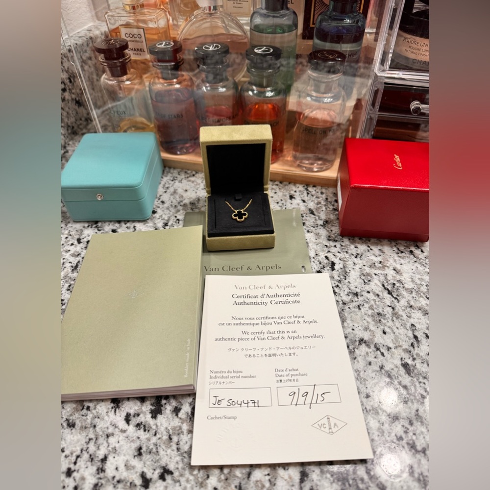 Van Cleef & Arpels Vintange Alhambra Pendant 18K Yellow Gold Onyx.